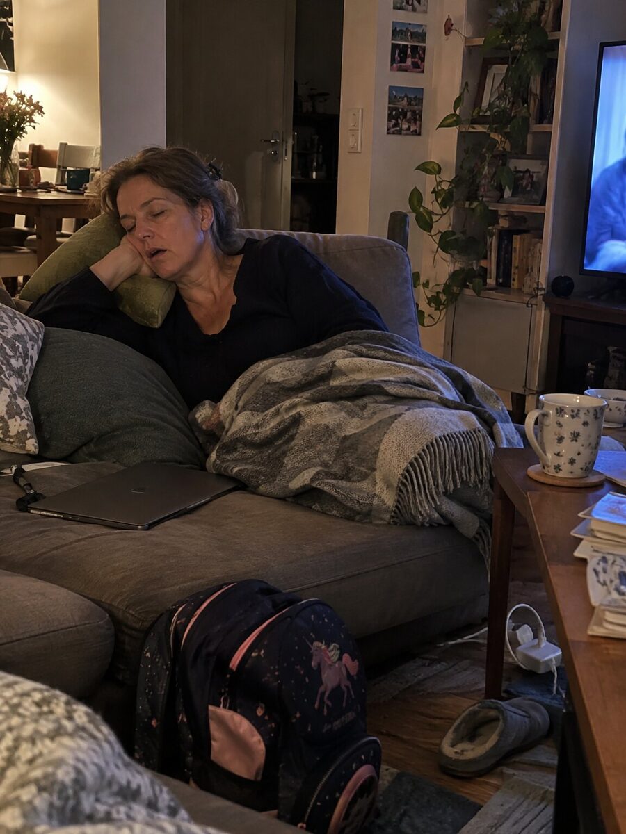 Todmüde auf dem Sofa, hellwach im Bett