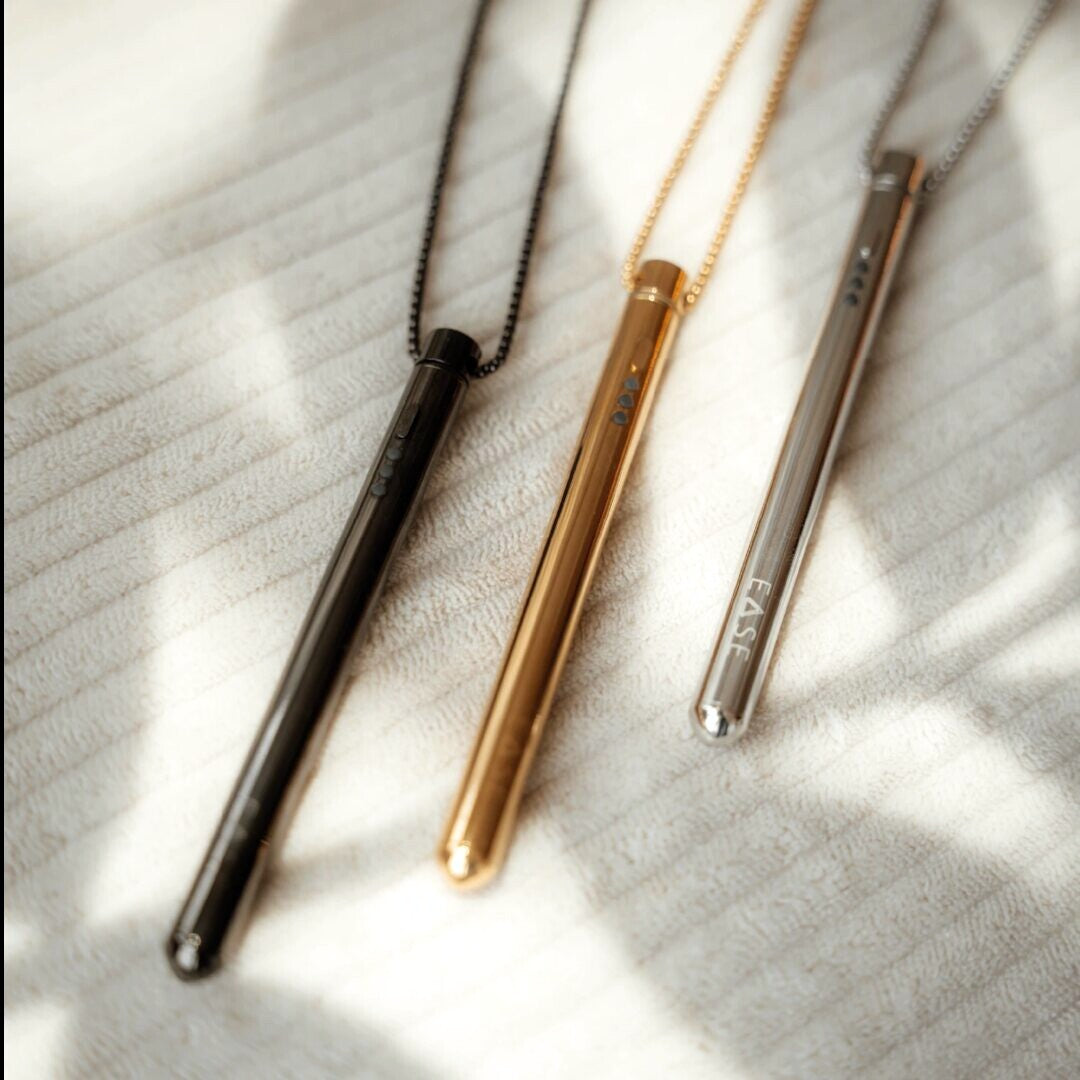 EASE Anhänger in Space Grey, Gold und Silber nebeneinander